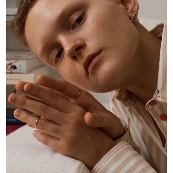 Shihara Triangle Earring 15mm - Picture 3 of 7